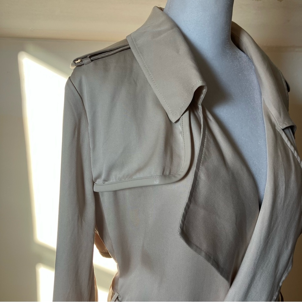 Badgley Mischka Tan / Cream Angelina Belted Trench Coat size Medium - Picture 12 of 14